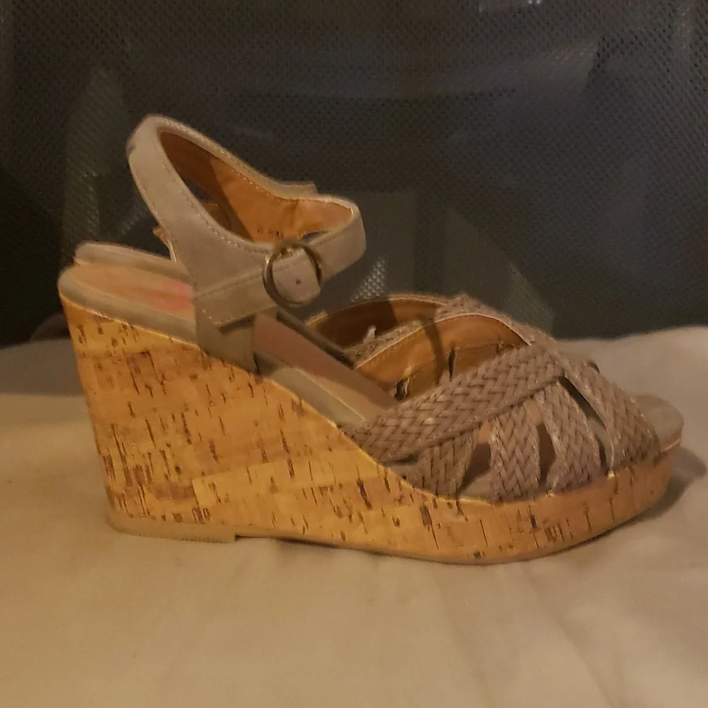 Grey and tan platform heels - Picture 2 of 4